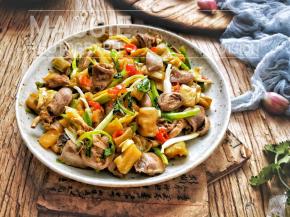 香辣酸爽的鸡心装盘。