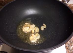 放入虾仁翻炒至变色。