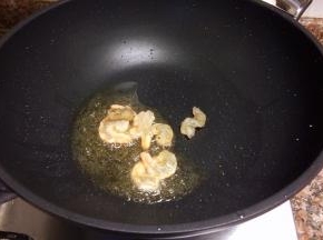 放入虾仁翻炒至变色。