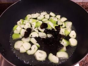 取锅烧沸水将丝瓜和黑木耳焯水1分钟捞出沥干水份。