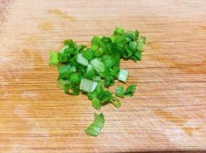 将葱切葱花备用。