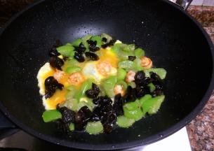 倒入鸡蛋液稍等5秒，加入适量盐翻炒30秒。