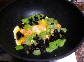 倒入鸡蛋液稍等5秒，加入适量盐翻炒30秒。