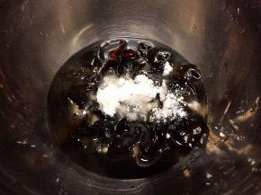 将泡好的干木耳加人适量淀粉搓洗几次，沥干水份备用。