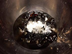 将泡好的干木耳加人适量淀粉搓洗几次，沥干水份备用。