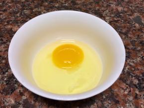 将鸡蛋加入适量盐打散。