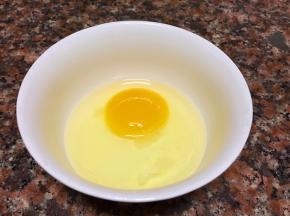 将鸡蛋加入适量盐打散。