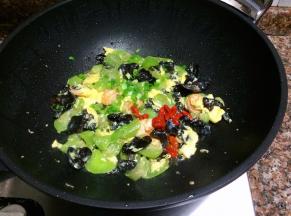 加入葱花和枸杞翻炒30秒即可出锅。