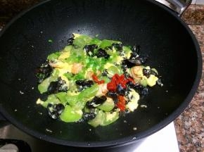 加入葱花和枸杞翻炒30秒即可出锅。