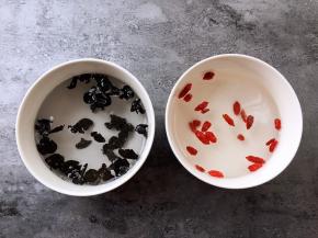 将干木耳和枸杞提前1小时浸泡。