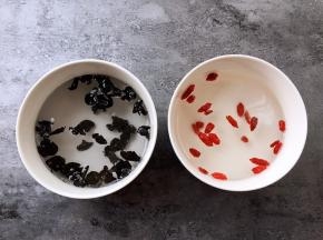 将干木耳和枸杞提前1小时浸泡。