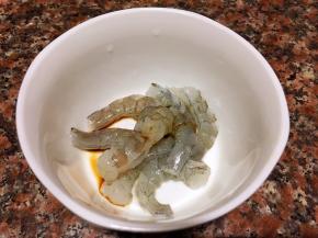 将虾去头去壳去沙线，加入适量生抽和料酒拌匀备用。