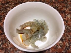 将虾去头去壳去沙线，加入适量生抽和料酒拌匀备用。