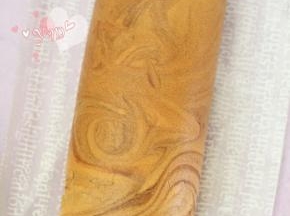 用擀面杖卷住油纸，顺势往上推，卷起来，两边跟拧糖一样拧起来。放入冰箱冷藏半小时后再切块食用。