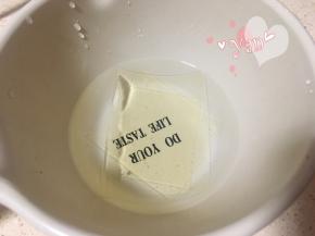 【咖啡奶冻】。
吉利丁片用冰水泡软，沥干水分。