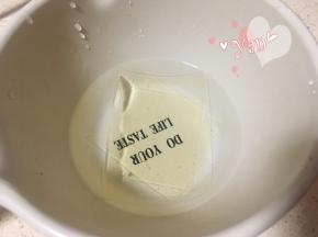 【咖啡奶冻】。
吉利丁片用冰水泡软，沥干水分。