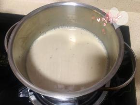 咖啡、牛奶、炼奶、糖放入锅中加热至锅边有少量泡泡。