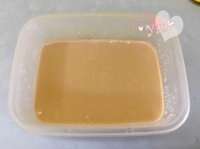 将奶冻液倒入保鲜盒里，放冰箱冷藏。