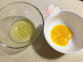 【咖啡大理石纹蛋糕体】。
四个鸡蛋分离蛋黄蛋清至无油无水的盆里；