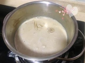 趁热放入吉利丁片，搅拌均匀。