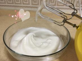 蛋清+糖打发至提起打蛋头有长弯钩即可；