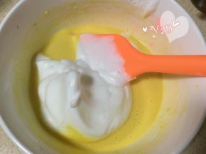 舀一大勺蛋白到蛋黄糊里，翻拌均匀；