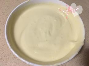 然后倒入蛋白盆里，翻拌均匀；