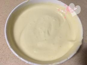 然后倒入蛋白盆里，翻拌均匀；