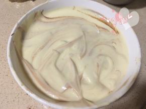 将放置温热的可可液倒入面糊里，大致翻拌，出现大理石纹路即可。不能过度搅拌，否则无法出现纹路；