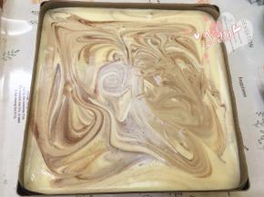 把蛋糕面糊倒入烤盘中，用刮刀抹平；