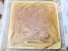 放入烤箱，165度烤23分钟。出炉立即提着油布移到晾网上；