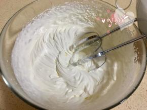 淡奶油+糖打发至浓稠状态；