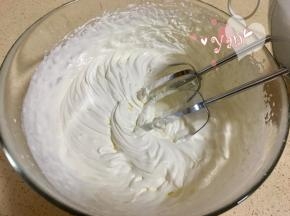 淡奶油+糖打发至浓稠状态；