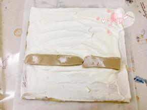 切去尾端，抹上淡奶油，放入切成长条的咖啡奶冻。烫面和毛巾面按自己喜好。