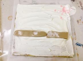 切去尾端，抹上淡奶油，放入切成长条的咖啡奶冻。烫面和毛巾面按自己喜好。