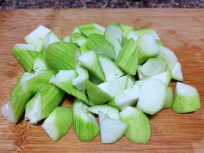 将丝瓜切成滚刀块。