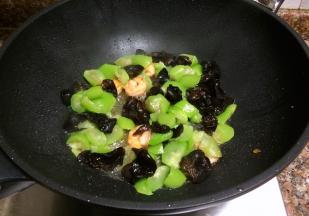 放入丝瓜和木耳翻炒30秒。