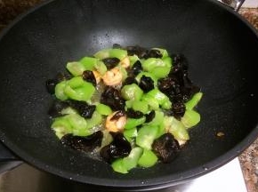 放入丝瓜和木耳翻炒30秒。