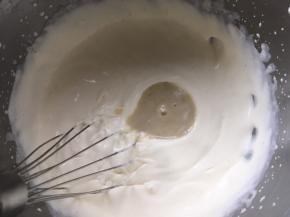 分次加入香蕉牛奶糊，边加入边打发均匀