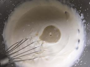 分次加入香蕉牛奶糊，边加入边打发均匀
