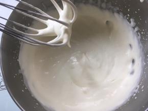 淡奶油加砂糖用打蛋器打发至浓稠状态，打蛋器提起有个长长的尖不滴下来即可