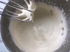 淡奶油加砂糖用打蛋器打发至浓稠状态，打蛋器提起有个长长的尖不滴下来即可