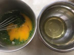 分离鸡蛋，蛋白打至干净容器内，蛋黄加入到抹茶面糊中