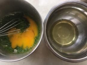 分离鸡蛋，蛋白打至干净容器内，蛋黄加入到抹茶面糊中