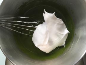 取三分之一打发的蛋白霜，加入到抹茶面糊中，先用蛋抽翻拌均匀，烤箱预热160度