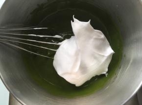 取三分之一打发的蛋白霜，加入到抹茶面糊中，先用蛋抽翻拌均匀，烤箱预热160度