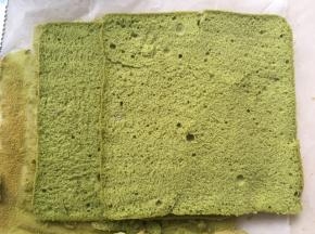 出炉放一旁凉透，之后去掉表层，用锯齿刀分成2片