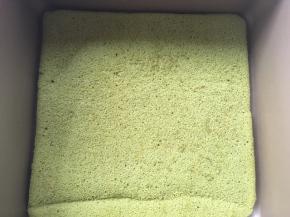 将蛋糕片裁成模具大小，模具底下铺上一片蛋糕片，边缝不要留有缝隙，免得慕斯糊流到蛋糕底部