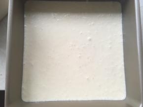 倒入搅拌好的慕斯糊，入冰箱冷藏半个小时