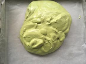 方盘铺油纸，将翻拌均匀的面糊抬高倒入模具内